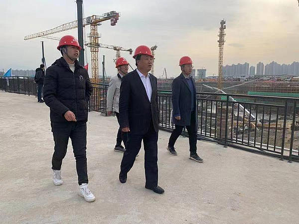 gg扑克
董事长杜万坤检查指导丝路(西安)前海园项目建设