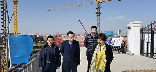 gg扑克
总经理衷雪、董事贺虎善到丝路(西安)前海园项目检查指导工作