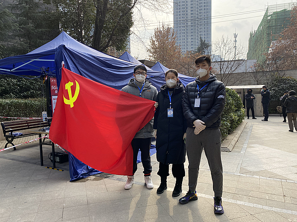 战疫先锋 党员先行 gg扑克
疫情防控志愿者在行动