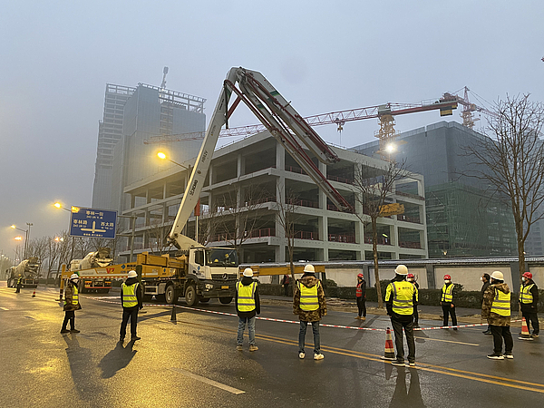 10春节期间,秦创原集成电路加速器(西安电子谷核心区)各标段共有建设人员1475人,为保证如期完工,该重点项目并未停工。.jpg 10春节期间,秦创原集成电路加速器(西安电子谷核心区)各标段共有建设人员1475人,为保证如期完工,该重点项目并未停工。.jpg