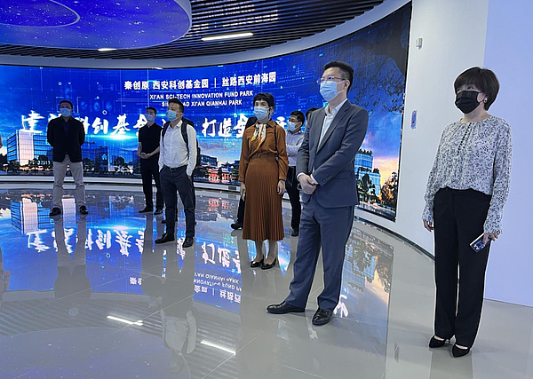 gg扑克
董事长解严接待前海gg扑克总经理李剑峰一行