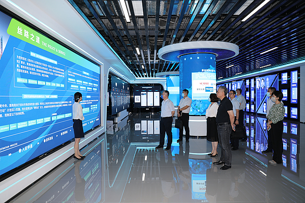 西安gg扑克
董事长解严接待西安市金融工作局局长王丽一行